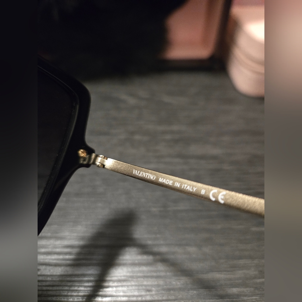 [SOLD] VALENTINO SUNGLASSES - Picture 6 of 7